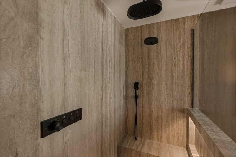 Travertijn verdringt marmer in het luxe interieur